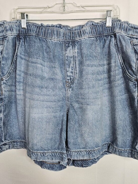 LANE BRYANT Pull On Jean Shorts MEDIUM WASH BLUE Denim size 16 High Rise Midi - Picture 3 of 7